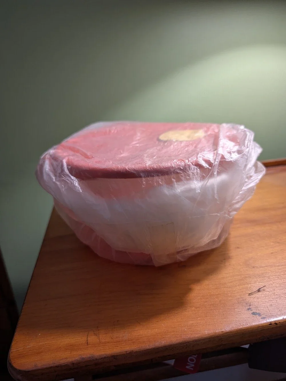 NWT Tupperware Medium Round Rock 'N Serve Container With Seal